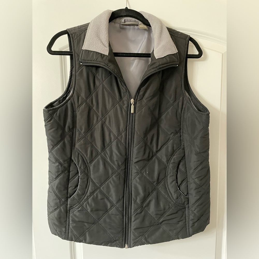 Women’s Large Quilted Vest. Black with grey inside.🦺